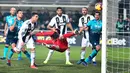 Striker Juventus, Cristiano Ronaldo mencetak gol ke gawang Atalanta pada laga Serie A di Stadion Atleti Azzurri, Bergamo, Rabu (26/12). Ronaldo menyelamatkan Juventus dari kekalahan dalam laga yang berakhir dengan skor 2-2. (Paolo Magni/ANSA via AP)