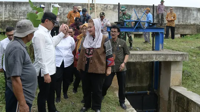 Wamendagri bersama Wali Kota Semarang saat melihat kondisi saluran Sungai Bringin. (Foto: liputan6.com/ Felek Wahyu)