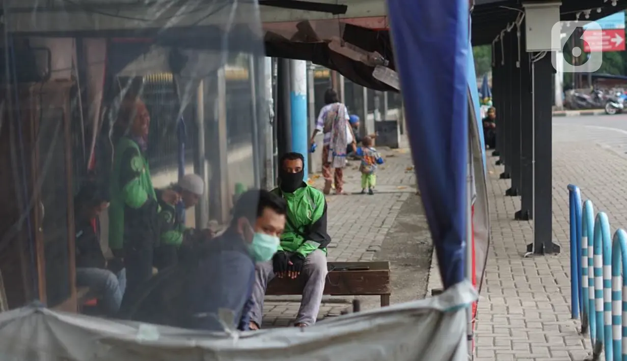 Aktivitas pengemudi ojek daring di depan Cibubur Junction, Jakarta, Selasa (24/3/2020). Merebaknya Covid-19 menyebabkan aktivitas di kawasan itu lesu yang juga berimbas pada turunnya pendapatan pengemudi ojek online hingga lima kali lipat dibanding hari biasanya. (Liputan6.com/Immanuel Antonius)