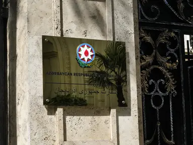 Plakat Kedutaan Besar Azerbaijan di gedung barunya terlihat di Teheran, Iran, Senin (15/7/2024). (AP Photo/Vahid Salemi)