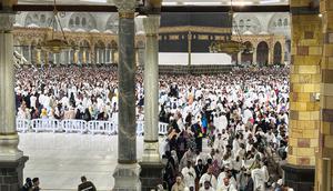 Mereka mempersiapkan diri untuk wukuf di Arafah, mabit di Muzdalifah, dan melontar jumrah di Mina, yang merupakan rukun haji yang wajib. (Foto oleh AFP)