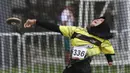 Atlet asal Kalimantan Selatan, Nor Nazwa, melakukan lemparan saat pertandingan final Discua Throw women 46-47 Peparnas XVII di Stadion Sriwedari, Solo, Jawa Tengah, Selasa (8/10/2024). Nor Nazwa mendapatkan