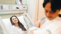 Erika Carlina Melahirkan, Ini 6 Potret DJ Bravy Setia Temani Persalinan Penuh Haru