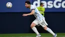 <p>Penyerang Argentina, Lionel Messi membawa bola saat bertanding melawan Estonia pada pertandingan persahabatan di stadion El Sadar di Pamplona, Spanyol utara, Senin (6/6/2022). Messi mencetak lima gol dan mengantar Argentina menang besar atas Estonia 5-0. (AFP Photo/Ander Gillenea)</p>