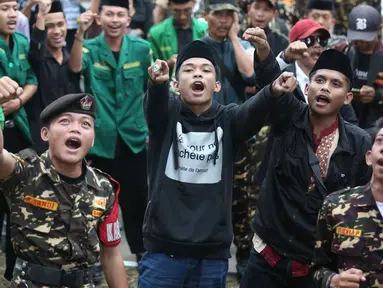 Anggota dan simpatisan Barisan Ansor Serbaguna (Banser) saat berunjuk rasa di depan gedung Merah Putih Komisi Pemberantasan Korupsi (KPK), Jakarta, Kamis (12/3/2026). (Liputan6.com/Helmi Fithriansyah)