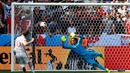 Pemain Polandia, Grzegorz Krychowiak, mencetak gol terakhir ke gawang Swiss saat adu penalti pada babak 16 besar Piala Eropa 2016 di Stade Geoffroy-Guichard, Saint-Etienne, (25/6/2016). (Reuters/Jason Cairnduff)