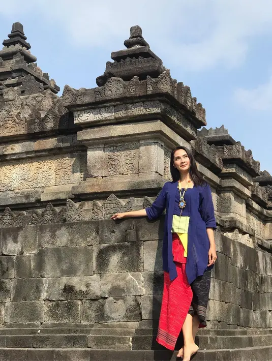 Menambah keseruan pada warna kebaya yang monoton, Maudy mensiasatinya dengan paduan nuansa cerah pada kain. Trik ini bisa meningkatkan gaya berkebaya jadi terlihat lebih atraktif. (Foto: Instagram/ Maudy Koesnaedi)