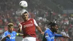 Bek SC Braga, Victor Gomez menghalau bola di depan gelandang Napoli Andre-Frank Zambo Anguissa pada matchday 1 Grup C Liga Champions 2023/2024 di Estadio Municipal de Braga, Kamis (21/9) dini hari WIB. (AP Photo/Luis Vieira)