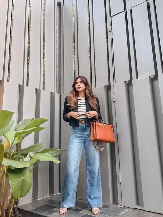 Tampil chic dengan casual outfit, padukan blazer dengan striped tee dan celana jeans kulot. @audimarissa.