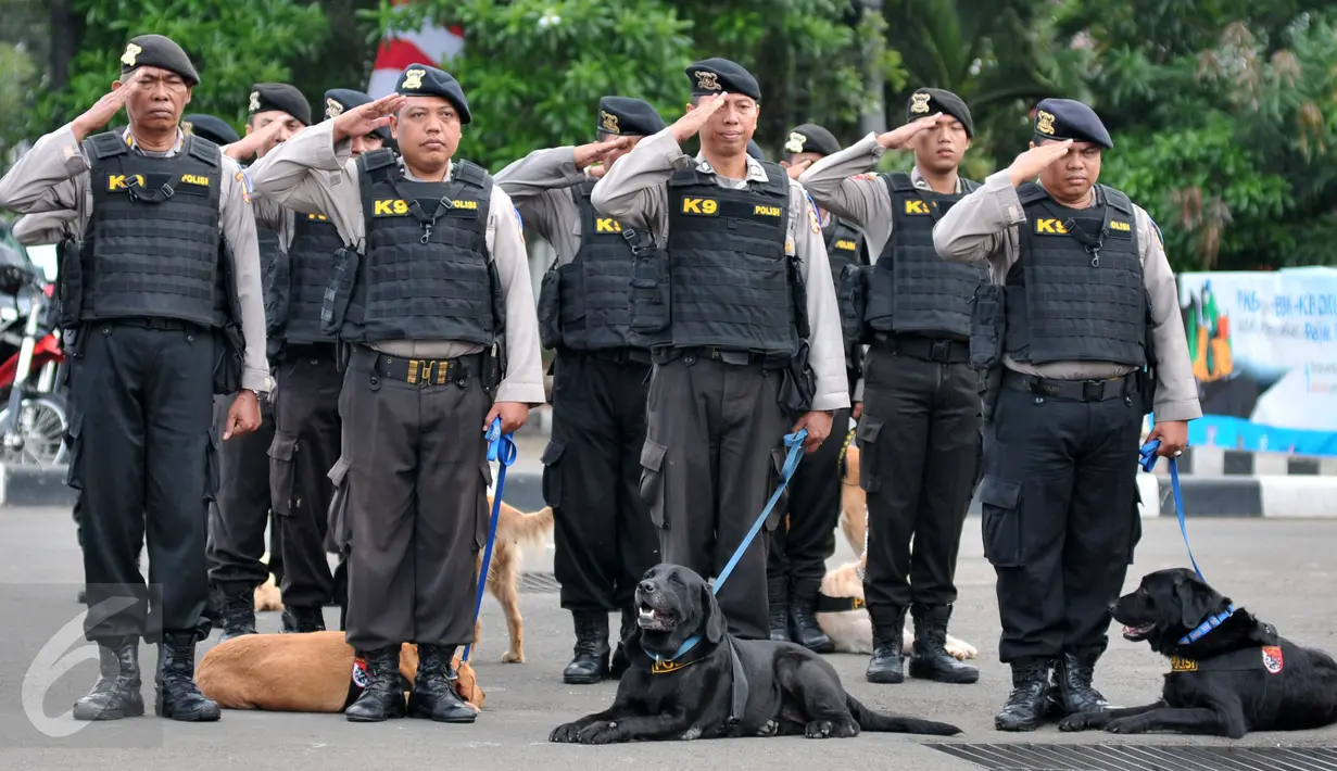 Polisi memberi penghormatan saat apel kesiagaan pasukan Operasi Lilin 2015 di halaman Mapolda Metro Jaya, Jakarta, Rabu (23/12). Apel gelar pasukan pengamanan Natal & tahun baru ini dipimpin oleh Kapolri Jenderal Badrodin Haiti.(Liputan6.com/Yoppy Renato)