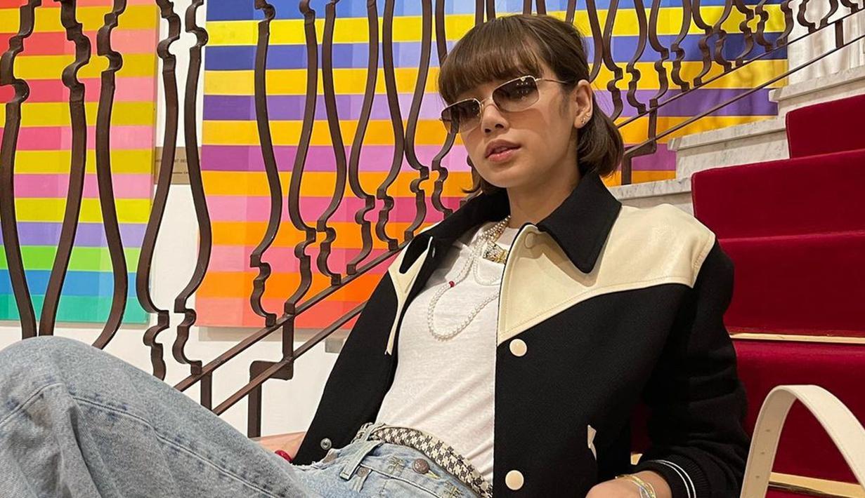 Gaya penampilan wanita asal Thailand pun sering mencuri perhatian. Tampil dengan kaus putih yang dipadukan celana jeans dan jaket, penampilannya pun terlihat santai namun tetap stylish. (Liputan6.com/IG/@lalalalisa_m)