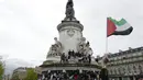 Para pengunjuk rasa berkumpul di Alun-Alun Republique selama protes terlarang untuk mendukung warga Palestina di Jalur Gaza di Paris, Prancis, Sabtu (15/5/2021). Pawai untuk mendukung warga Palestina di Jalur Gaza diadakan di belasan kota di Prancis, tetapi fokusnya adalah di Paris. (AP Photo/Rafael