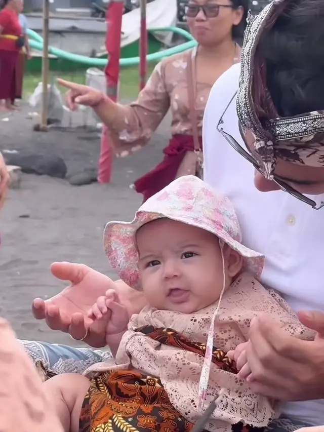 7 Potret Laura Theux dan Indra Brotolaras Jalani Upacara 3 Bulanan Anak di Bali