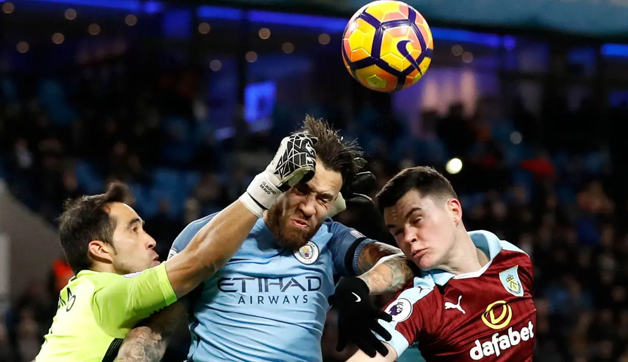 Kiper Manchester City, Claudio Bravo, berusaha membuang bola saat melawan Burnley pada laga Liga Inggris di Stadion Etihad, Inggris, Senin (2/1/2017). City menang 2-1 atas Burnley. (AP/Martin Rickett)