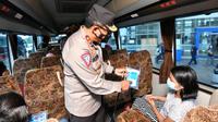 Kakorlantas Irjen Istiono mengecek kesiapan penerima protokol kesehatan dalam Pemberlakuan Pembatasan Kegiatan Masyarakat (PPKM) Mikro yang mulai berlaku 9-22 Februari 2021 di Terminal Pulogebang, Jakarta Timur. (Istimewa)