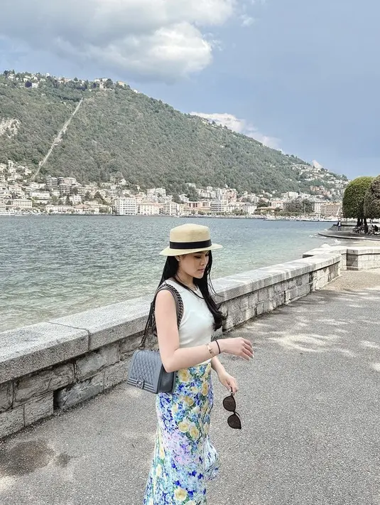 Mengunjungi Como, Chen tampil dengan tank top putih dipadukan skirt bunga-bunga, dan mengenakan kacamata Guccinya. (@chengiovanis)