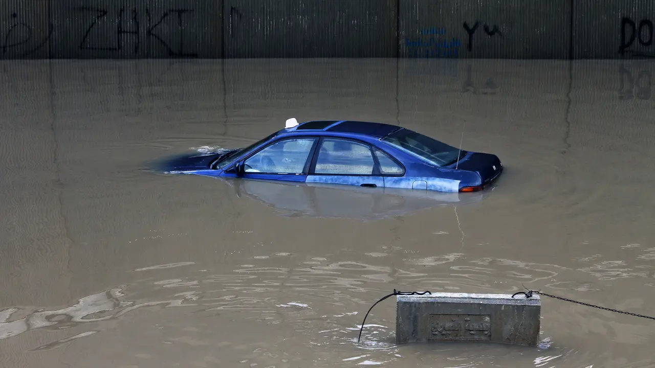 Diguyur Hujan Deras, Sejumlah Mobil Terendam Banjir di Lebanon