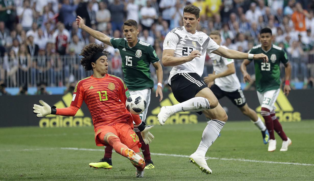 Striker Jerman, Mario Gomez, berusaha membobol gawang Meksiko pada laga Grup F Piala Dunia di Stadion Luzhniki, Moskow, Minggu (17/6/2018). Meksiko menang 1-0 atas Jerman. (AP/Matthias Schrader)