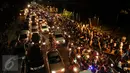 Pengendara terjebak kemacetan pasca perayaan malam pergantian tahun di Jalan Medan Merdeka Barat, Jakarta, Minggu (1/1). Ribuan warga merayakan malam pergantian tahun di sekitar kawasan Monas dan bundaran air mancur. (Liputan6.com/Helmi Fithriansyah)