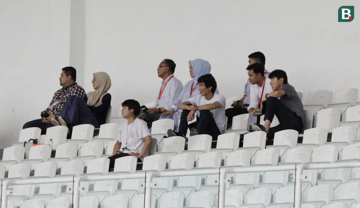 Pelatih Indonesia, Shin Tae-yong, menyaksikan laga PSM Makassar kontra Kaya FC-Iloilo pada laga Piala AFC di Stadion Madya, Selasa (10/3/2020). Shin Tae-yong memantau pemain yang akan dibawa untuk pemusatan latihan jilid dua. (Bola.com/M Iqbal Ichsan)