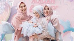Keceriaan tiga kakak beradik di momen akikah Baby Moana. (Foto: Instagram dr.shindyputri_)