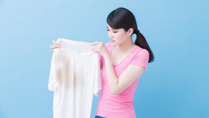 Tips Membersihkan Noda pada Pakaian Berwarna Putih 