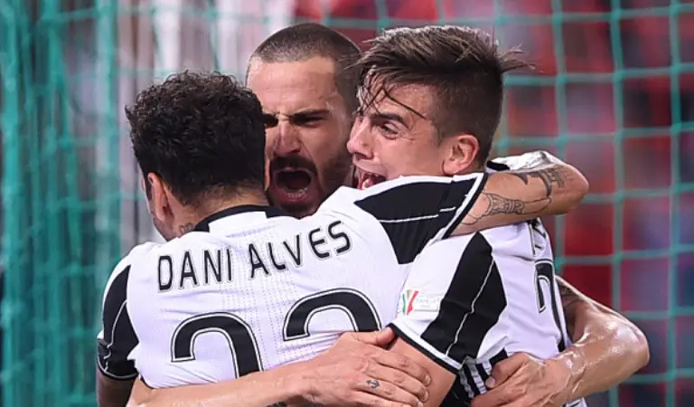 Para pemain Juventus merayakan gol ke gawang Lazio pada final Coppa Italia di Stadion Olimpico, Roma, Rabu (17/5/2017). (AFP/Filippo Monteforte)