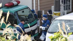 Petugas saat memeriksa kediaman pelaku mutilasi sembilan mayat di Zama, Prefektur Kanagawa, Jepang, (31/10). Kesembilan mayat tersebut terdiri dari delapan perempuan dan satu pria. (AFP Photo/Toru Yamanaka)