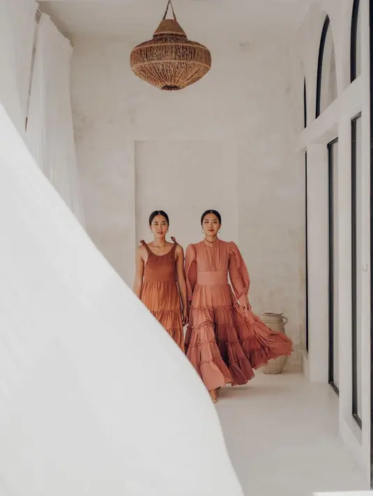 <p>Tampil senada dengan dress ruffle akan menunjang penampilanmu dan saudara.&nbsp;(instagram/elizrahajeng)</p>