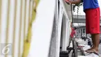 Pekerja sedang menyelesaikan pengecatan pintu air Istiqlal, Jakarta Pusat, Senin (14/11). Pengecatan dilakukan untuk menjaga pintu air yang merupakan salah satu cagar budaya tersebut agar tetap bersih dan terawat. (Liputan6.com/Immanuel Antonius)