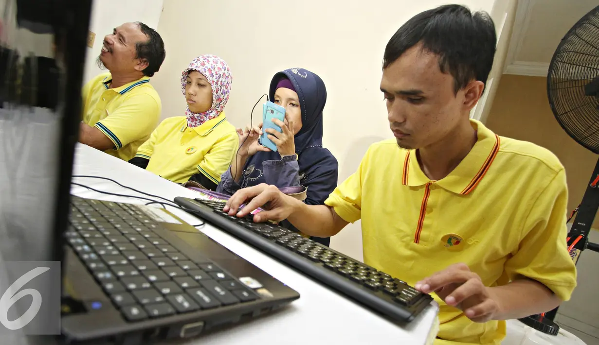 Penyandang tunanetra terlihat serius mengikuti pelatihan Internet Tunanetra di Rumah Internet Atmanto, Jakarta, Selasa (5/4). Diharapkan penyandang disabilitas dapat memperoleh akses terhadap teknologi. (Liputan6.com/Immanuel Antonius)