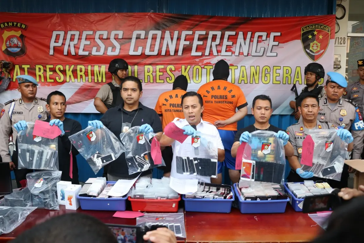 Kepolisian Resort Kota Tangerang menangkap sindikat penjual smartphone rekondisi.