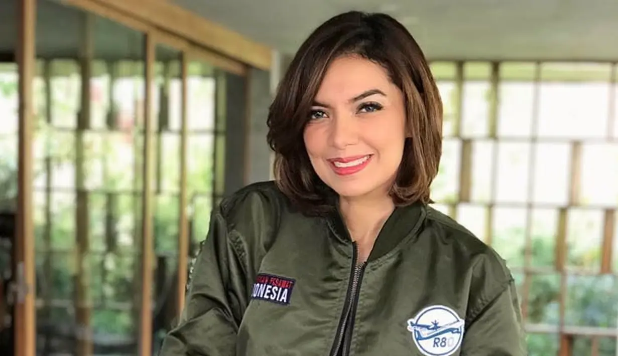 Bergaya sporty pun nampaknya juga menjadi gaya andalan Najwa Shihab. Tampilannya kece banget dengan jaket bomber yang dipadukan dalaman hitam dan celana jeansnya. (Instagram/najwashihab)