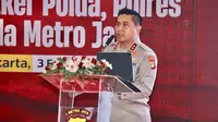 Kapolda Metro Jaya Irjen Pol Karyoto saat memberikan pengarahan kepada penyidik satuan kerja (Satker) Polda, Polres, dan Polsek jajaran Polda Metro Jaya di Gedung Balai Pertemuan Metro Jaya pada Senin (3/2/2025). (Liputan6.com/Ady Anugrahadi).