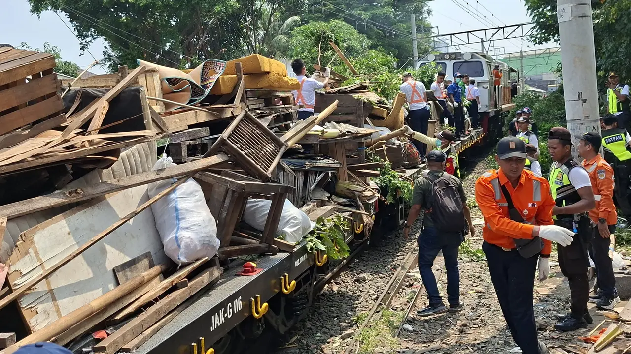 PT Kereta Api Indonesia (KAI) Daerah Operasi 1 Jakarta membongkar bangunan liar yang berdiri di sepanjang petak jalan Stasiun Pasar Senen–Pasar Gaplok.