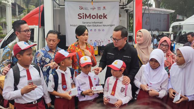 Otoritas Jasa Keuangan (OJK) terus mendorong peningkatan edukasi dan literasi keuangan sejak dini bagi anak sekolah.