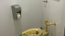 Sebuah kloset mewah berlapiskan emas 18 karat akan dapat digunakan untuk umum di salah satu toilet di Museum Guggeinheim, New York, Kamis (15/9). Kloset rancangan seniman Italia Maurizio Cattelan itu diberi nama America. (William EDWARDS/AFP)