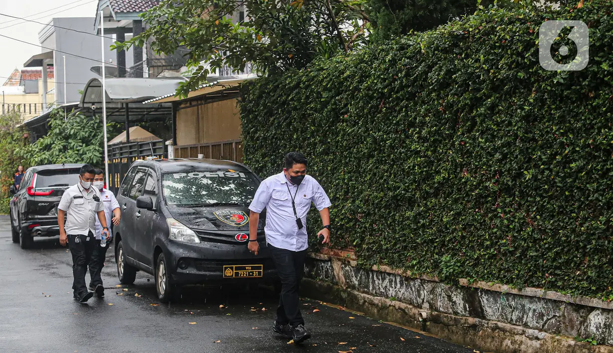 Suasana rumah dinas Kadiv Propam Polri Irjen Ferdy Sambo di Kompleks Polri Duren Tiga, Pancoran, Jakarta Selatan , Rabu (13/7/2022). Rumah dinas Kadiv Propam Polri ini diduga menjadi lokasi penembakan yang menewaskan Brigadir J. (Liputan6.com/Faizal Fanani)