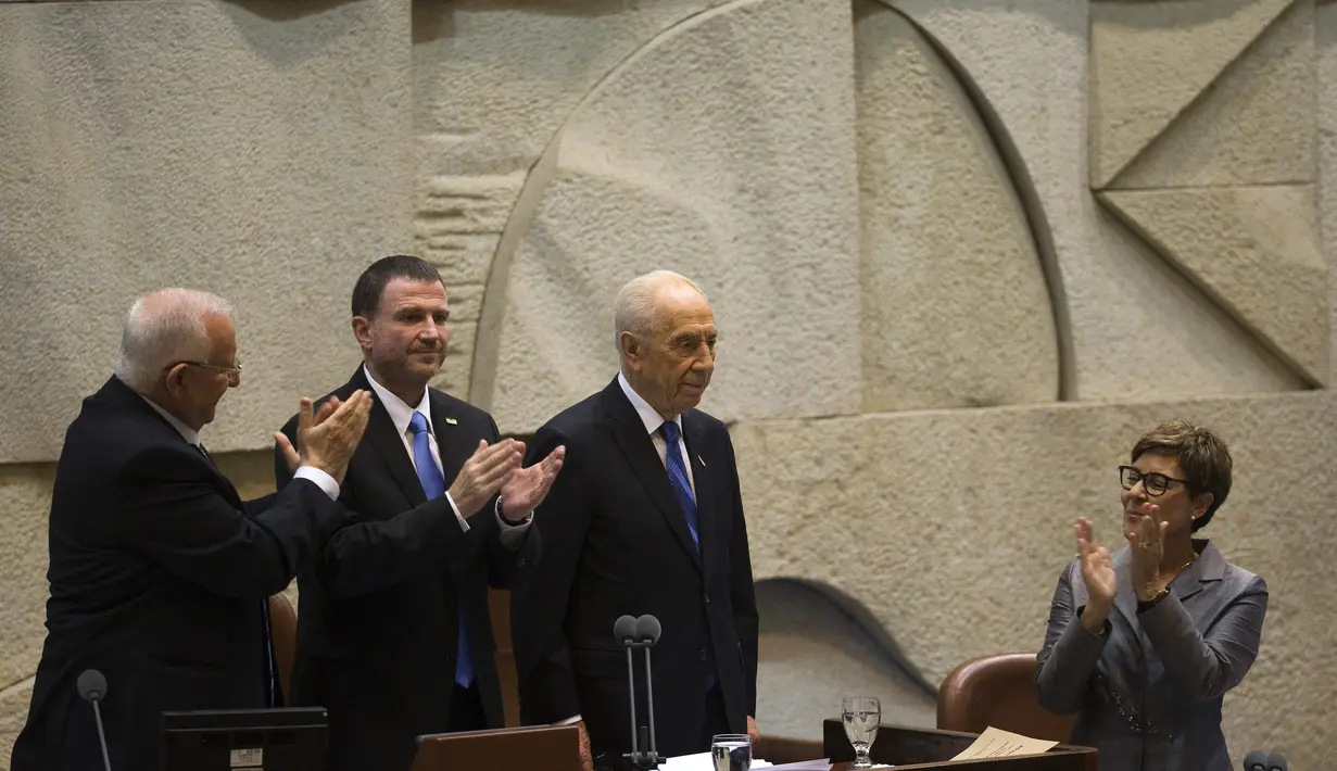 Kamis (24/7/14), Parlemen Israel melantik Reuven Rivlin sebagai presiden baru menggantikan Shimon Peres yang masa jabatannya akan segera berakhir. (REUTERS/Ronen Zvulun)