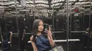 Penampilan simple chic Prilly Latuconsina pakai atasan blouse tanpa lengan halter-neck berwarna biru yang dipadunya dengan celana panjang hitam. [Foto: Instagram/prillylatuconsina96]