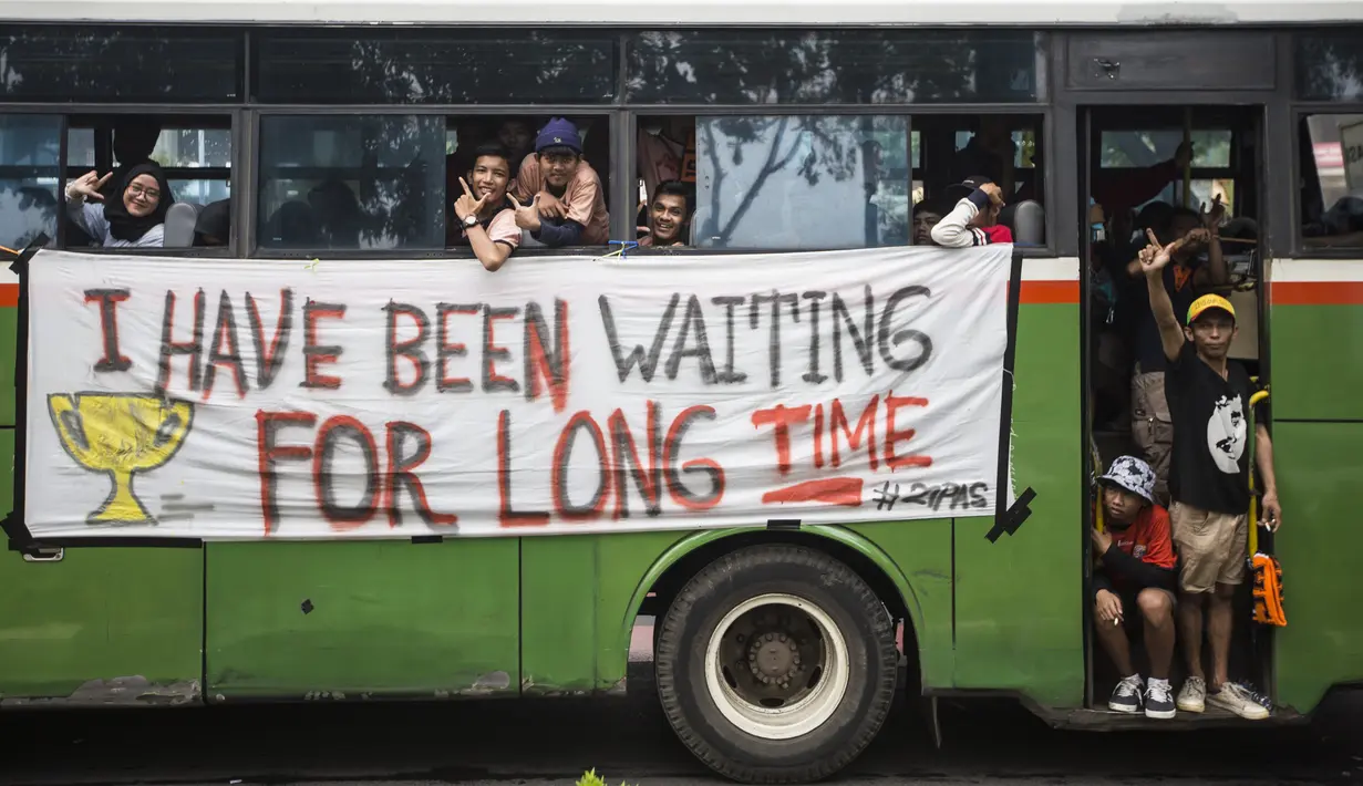 Suporter Persija Jakarta, The Jakmania, saat akan menonton laga Liga 1 melawan Mitra Kukar di Senayan, Jakarta, Minggu (9/12). Persija berpeluang besar menjadi juara jika berhasil menang. (Bola.com/Vitalis Yogi Trisna)