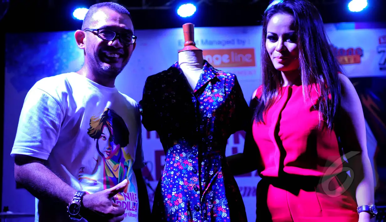 Salah satu fans Nike Ardilla, Irene Murphy membeli baju Nike saat pelelangan di acara 20th Nike Ardilla ‘ di Rolling Stone Café, Jakarta, Selasa, (8/4/2015). (Liputan6.com/Faisal R Syam)