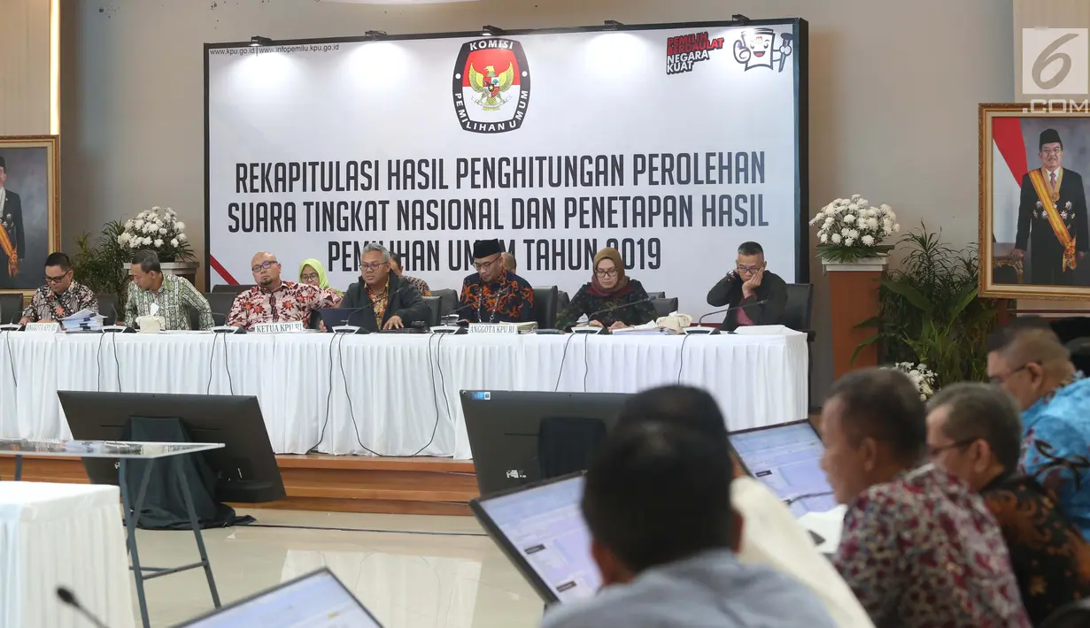 Ketua KPU RI, Arief Budiman (tengah) memimpin rapat Rekapitulasi Hasil Penghitungan Perolehan Suara Tingkat Nasional dan Penetapan Hasil Pemilu Tahun 2019, Jakarta, Sabtu (18/5/2019). Rapat membahas dan menetapkan perolehan suara dari Papua Barat dan DKI Jakarta. (Liputan6.com/Helmi Fithriansyah)