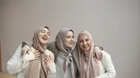 Tampak ketiga wanita sedang bersiap menghadapi musim panas bersama dengan balutan hijab yang memukau. (Foto: Freepik.com/freepik)