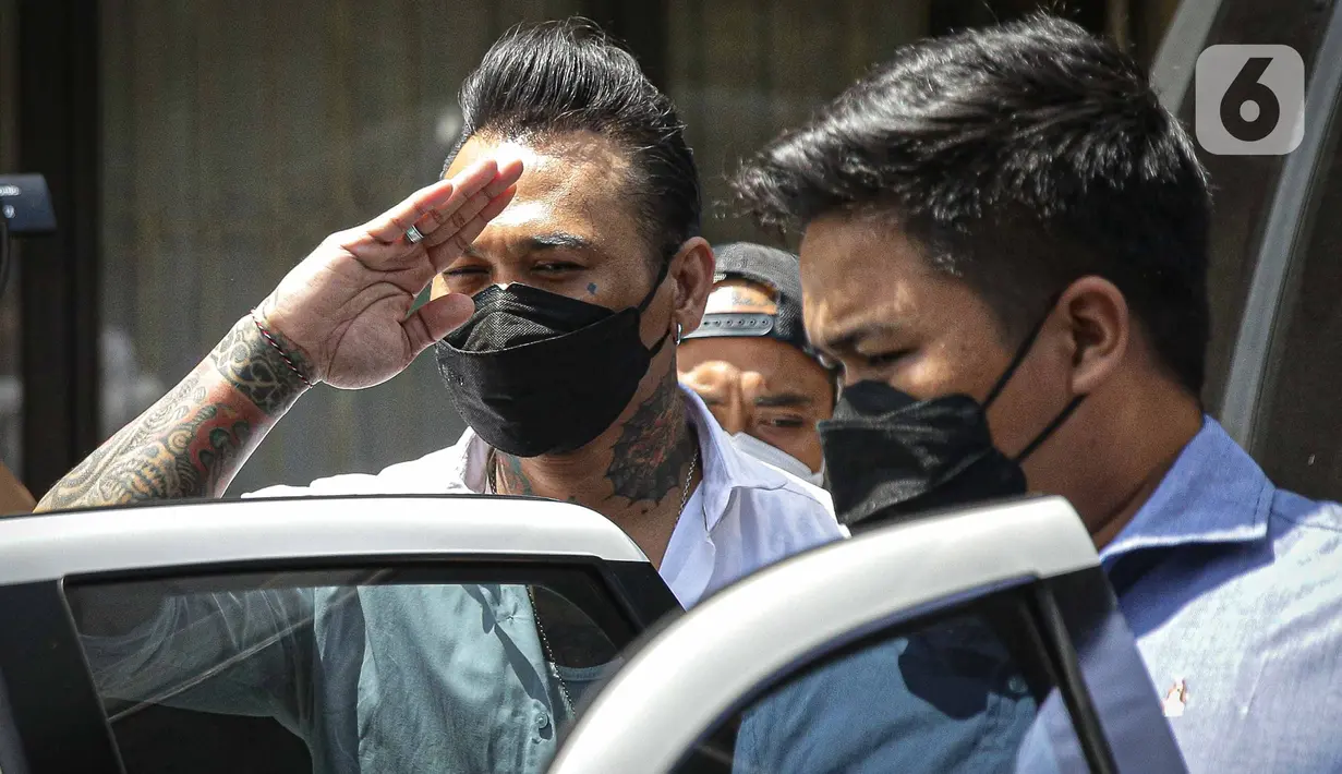 Musikus I Gede Ari Astina alias Jerinx memberikan salam hormat saat akan meninggalkan Biddokkes Polda Metro Jakarta, Sabtu (15/8/2021). Jerinx akhirnya memutuskan untuk menerima suntikan vaksin Sinovac dosis pertama. (Liputan6.com/Faizal Fanani)