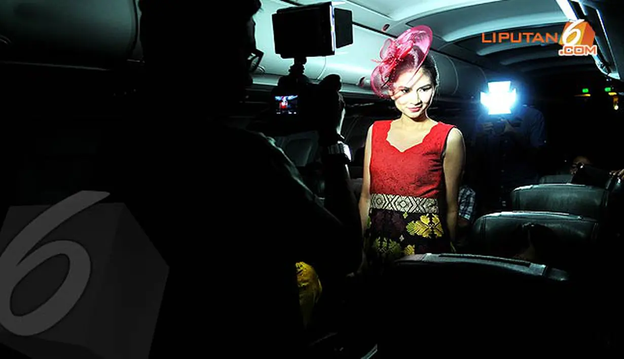 Fashion show yg bertajuk "Hightitude, Fashion in Motion" mengangkat kain Bugis dari Sulawesi, Ulos dari Sumatera Utara dan nuansa warna monokromatik berupa kain songket dan tenun cantik dari daerah Bali. (Liputan6.com/Danu baharuddin)