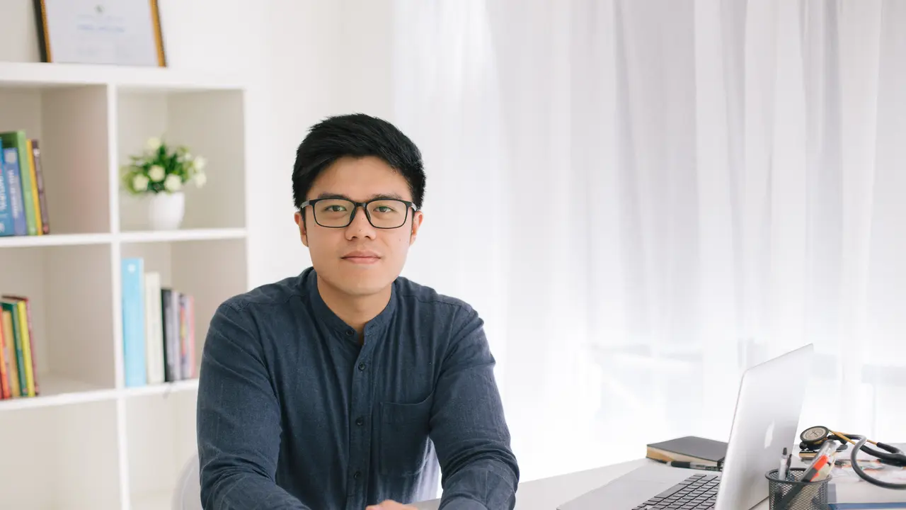 Dokter Dion Haryadi berpraktik di Apotek Gading Batam Center sebagai dokter umum. Ia juga aktif menjadi content creator di berbagai platform media sosial. (Foto: Dokumentasi Pribadi)