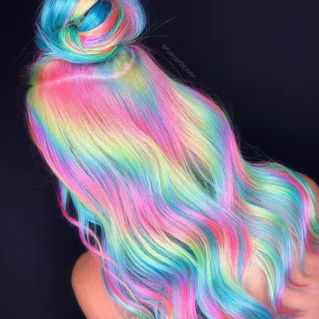 6 Potret Rambut dengan Warna Bak Pelangi Ini Unik, Penampilan Jadi Beda