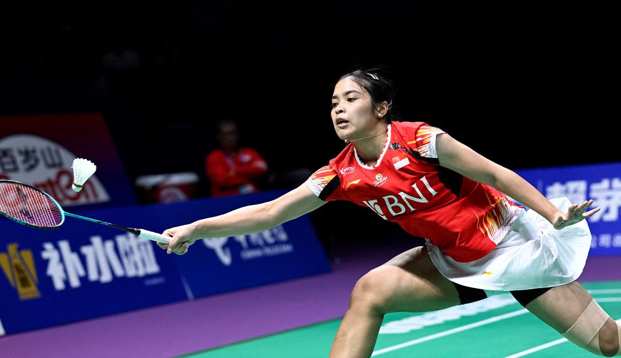 Tunggal putri Indonesia, Gregoria Mariska Tunjung berusaha mengembalikan bola saat menghadapi wakil Korea Selatan, Sim Yu-jin pada partai pertama semifinal Piala Uber 2024 antara Indonesia menghadapi Korea Selatan di Hi-Tech Zone Sports Centre Gymnasium, Chengdu, China, Sabtu (4/5/2024). (AFP/Wang Zhao)