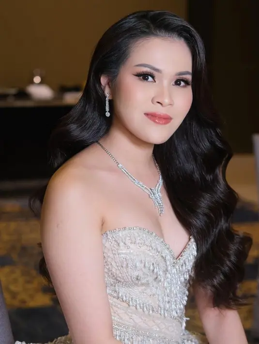 Di tangan MUA Malva Soewarno, Chen tampil dengan riasan glam natural. Dengan lipstik coral glossy dan blush on coral serasi. Dengan riasan mata tampak natural. [@malvava]
